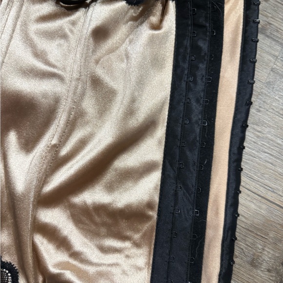 Elegant Black and Tan Lace Bustier / Corset / Large - Picture 6 of 9